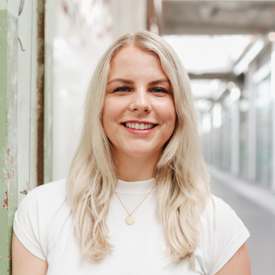 Afbeelding met Menselijk gezicht, persoon, glimlach, kleding  Automatisch gegenereerde beschrijving